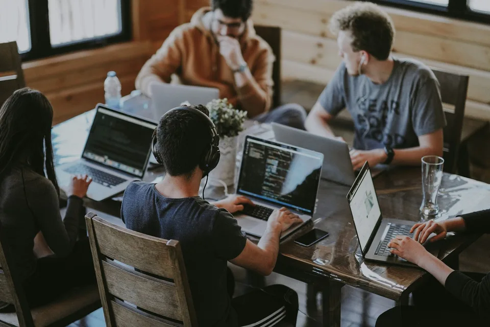 Equipo de consultores trabajando en el rediseño de procesos de una empresa